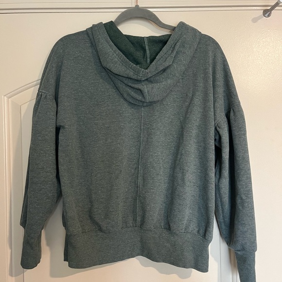 Green long sleeve with hood, kinda cropped - Picture 3 of 4